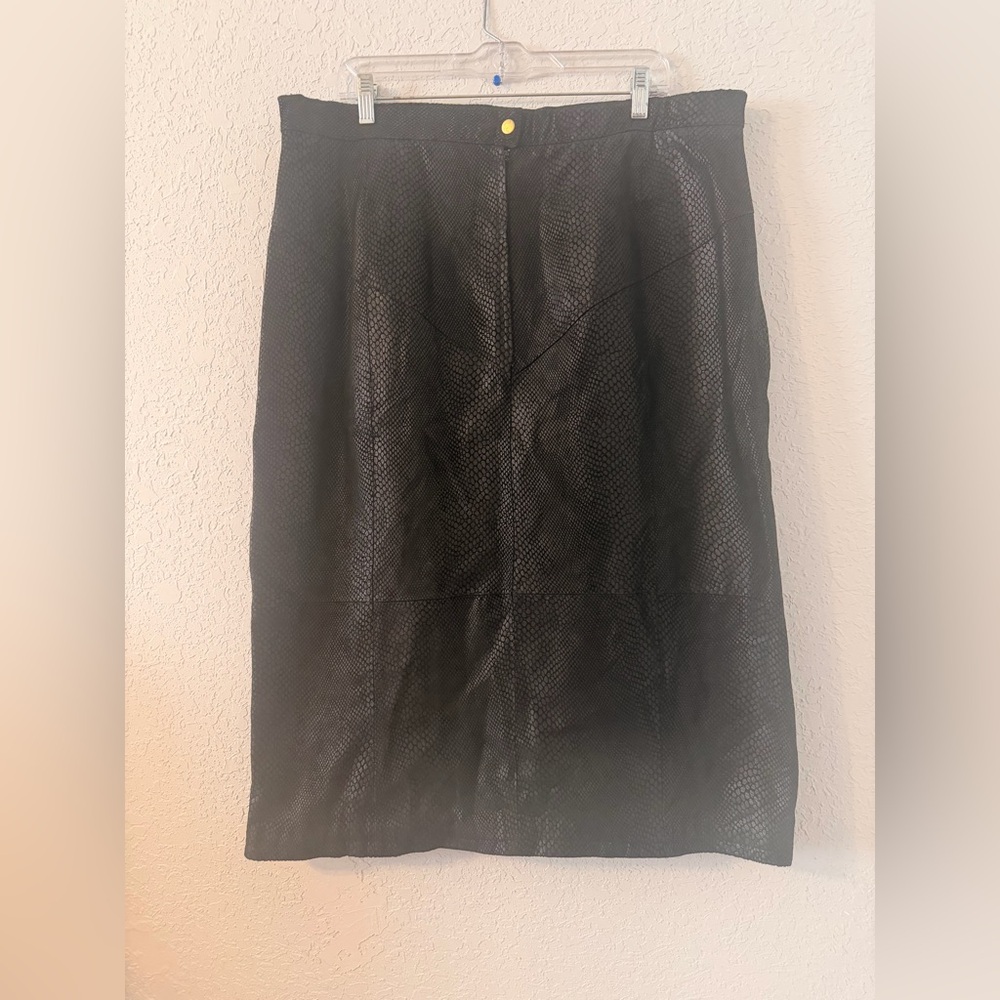 Rare OBO NEW YORK Black Leather snake print skirt Skirt size 26 fits like a 14-H
